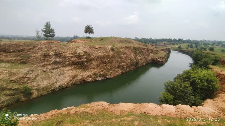 Giridih News: बंद पत्थर खदान को खुला छोड़ देने से बढ़ रहा खतरा