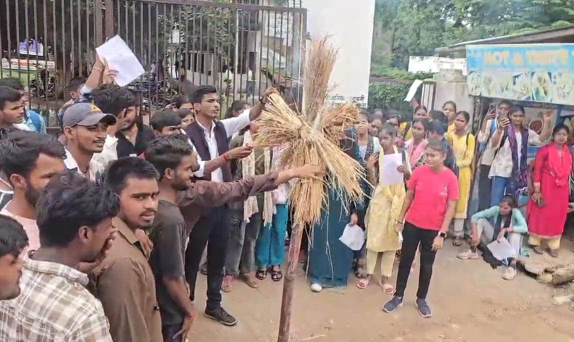 स्नातक सेमेस्टर एक के रिजल्ट में गड़बड़ी को लेकर परीक्षा नियंत्रक का पुतला दहन