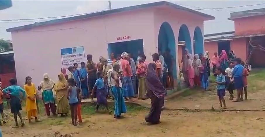 Bhagalpur news शिक्षक की पिटाई से पांच छात्राएं मूर्छित, अभिभावकों का स्कूल में हंगामा, तालाबंदी
