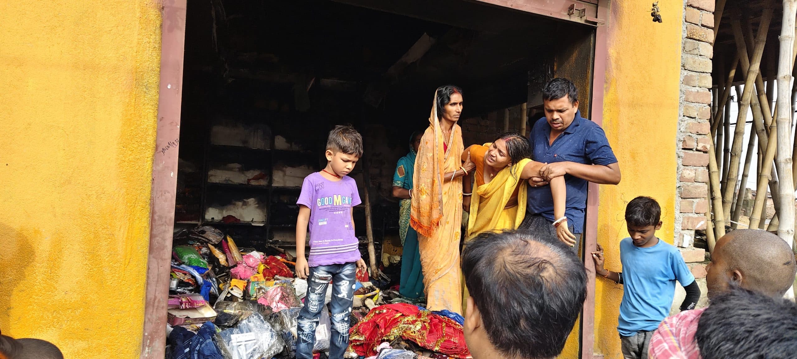 Bhagalpur news  शाॅर्ट सर्किट से कपड़ा दुकान में लगी आग, लाखों की क्षति