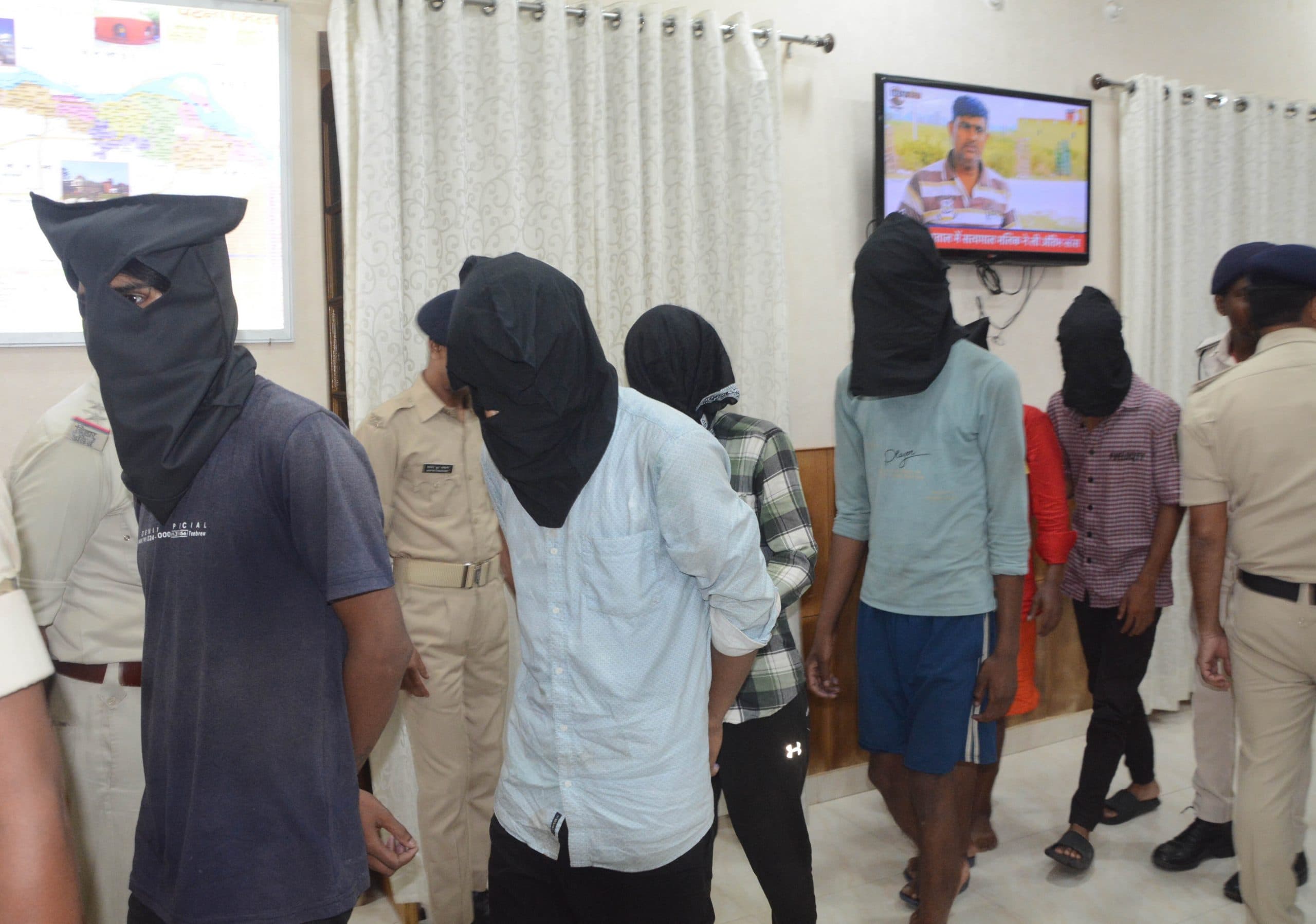 सिटी मॉल के कर्मचारी से 6.36 लाख की लूट में लाइनर सहित सात बदमाश गिरफ्तार