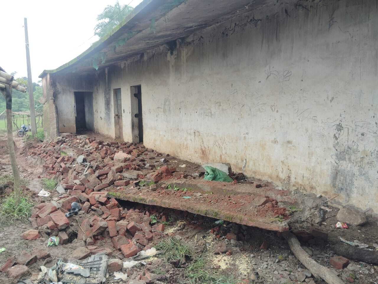 स्कूल भवन का छज्जा व पीलर गिरने से गोड्डा के व्यक्ति की मौत