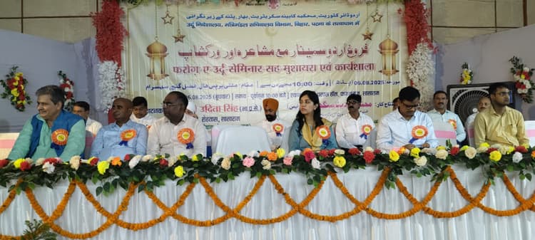 गजलों की लोकप्रियता ने उर्दू को दी नयी पहचान : डीएम