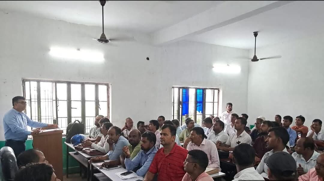 मतदाताओं के भौतिक सत्यापन के साथ जमा करें आवश्यक कागजात, कपरपुरा हाइस्कूल में बीएलओ और सहायक की हुई बैठक