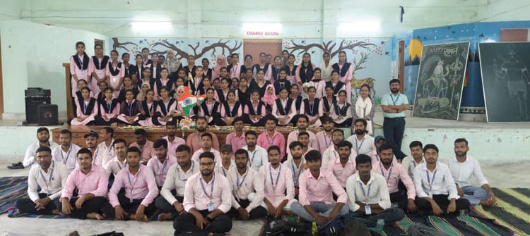 हस्तनिर्मित कला के जरिए बच्चों ने दिखायी देशभक्ति व कलात्मक कौशल की सुंदर झलक