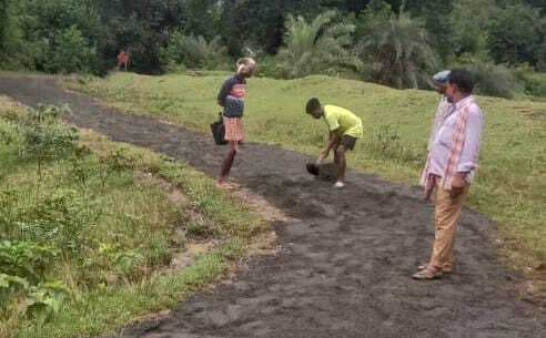 डुमरिया गांव में जर्जर सड़क की हुई मरम्मत