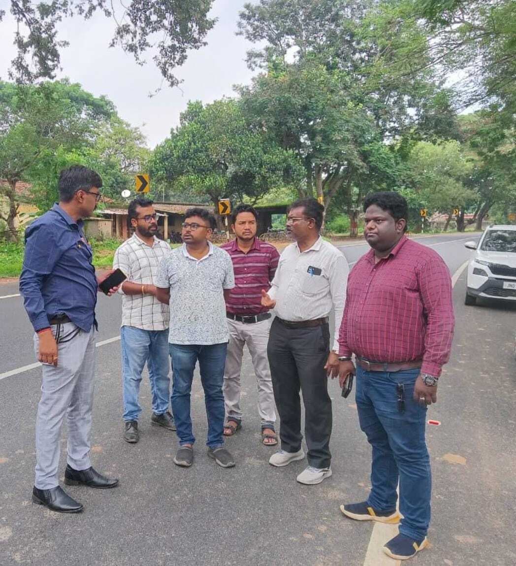 अफसरों ने खूंटी-सिमडेगा पथ का किया निरीक्षण