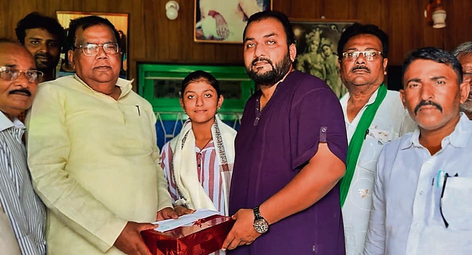 Ara News : शूटिंग में स्वर्ण पदक जीतने पर पलक सिंह को विधायक ने किया सम्मानित