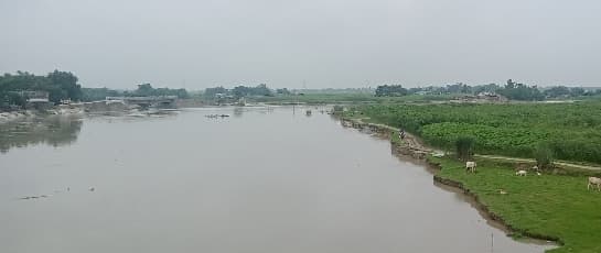नदियों में उफान से तटवर्ती गांवों में कटाव तेज, रसेली घाट पर नाव का परिचालन बंद