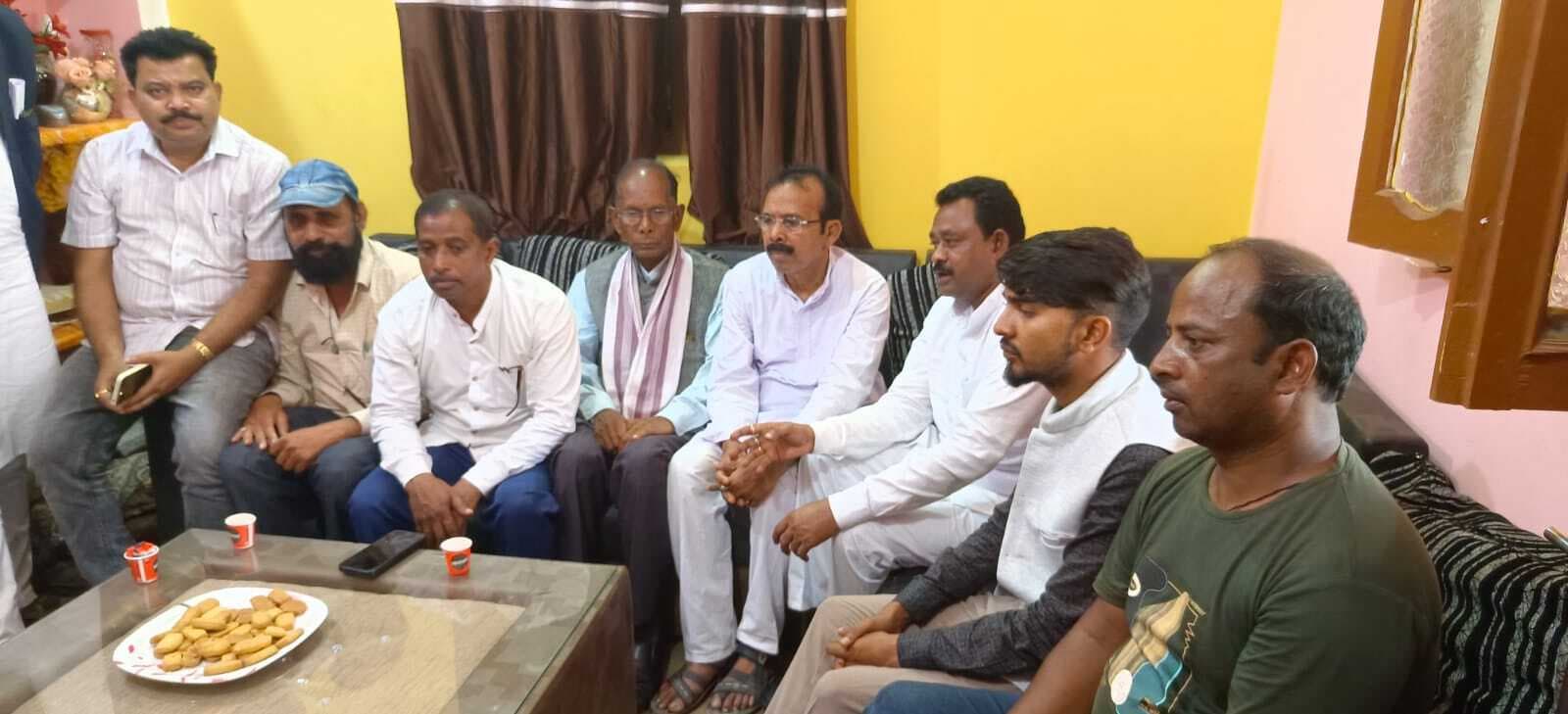 झामुमो जिला कमेटी ने पत्रकार के परिजनों से की भेंट