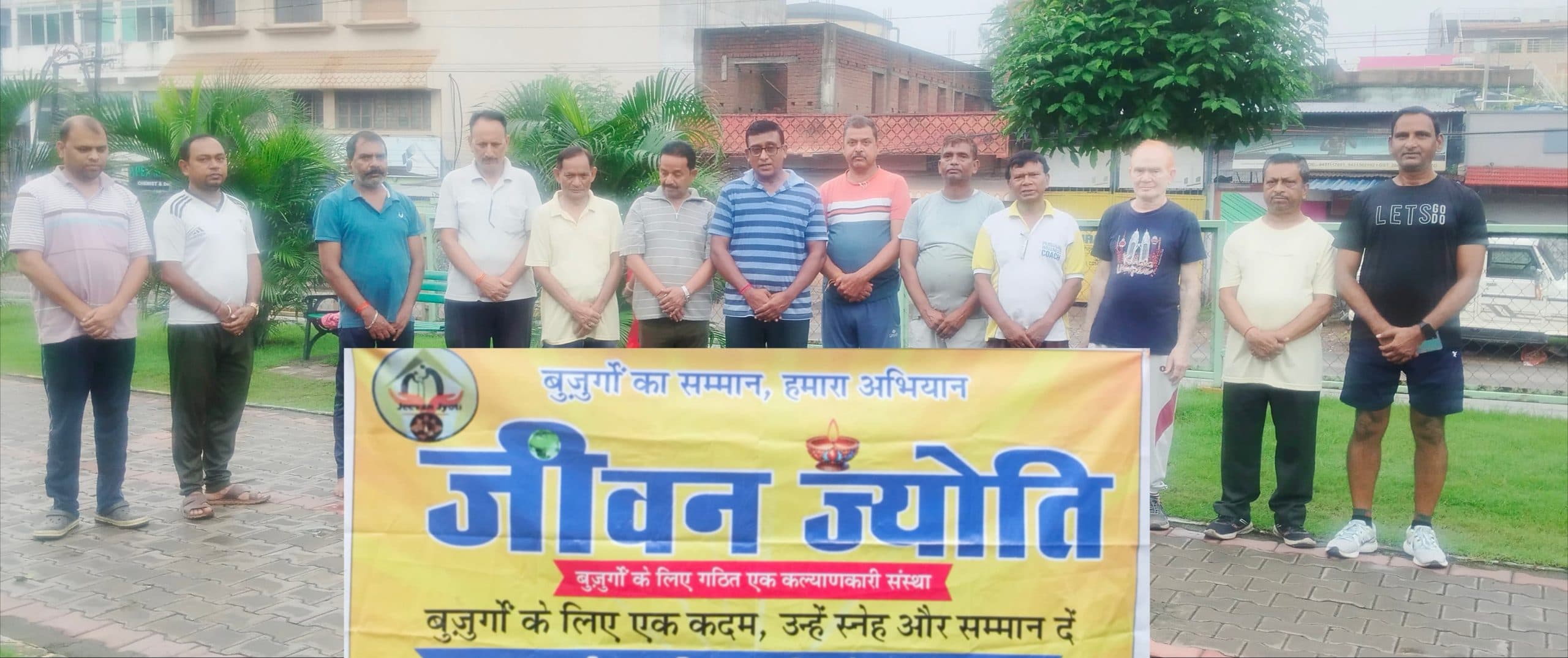 Jamshedpur news. जीवन ज्योति और मॉर्निंग वॉकर्स के सदस्यों ने दी श्रद्धांजलि