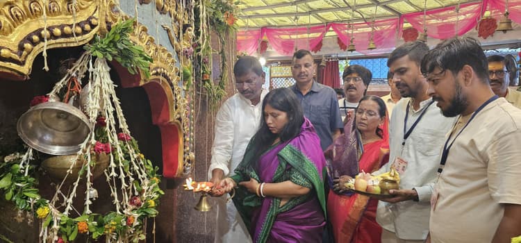 आम्रेश्वर धाम में अर्जुन मुंडा ने की पूजा-अर्चना