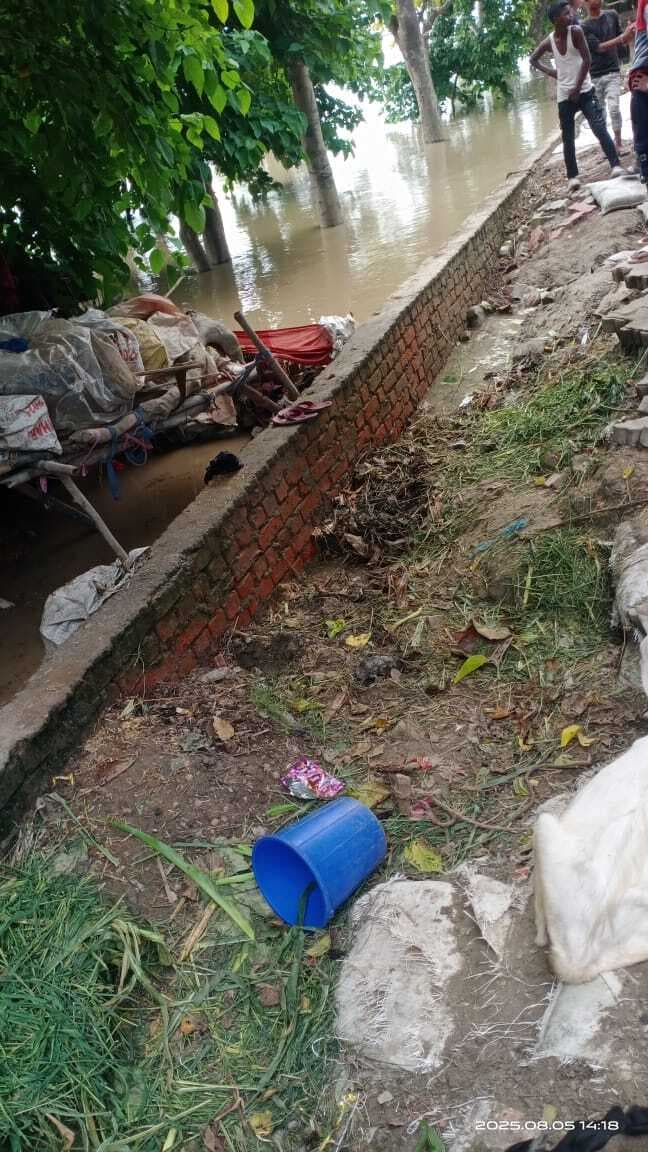 hajipur news. बारिश में बह गयी नवनिर्मित सड़क, अनियमितता का आरोप