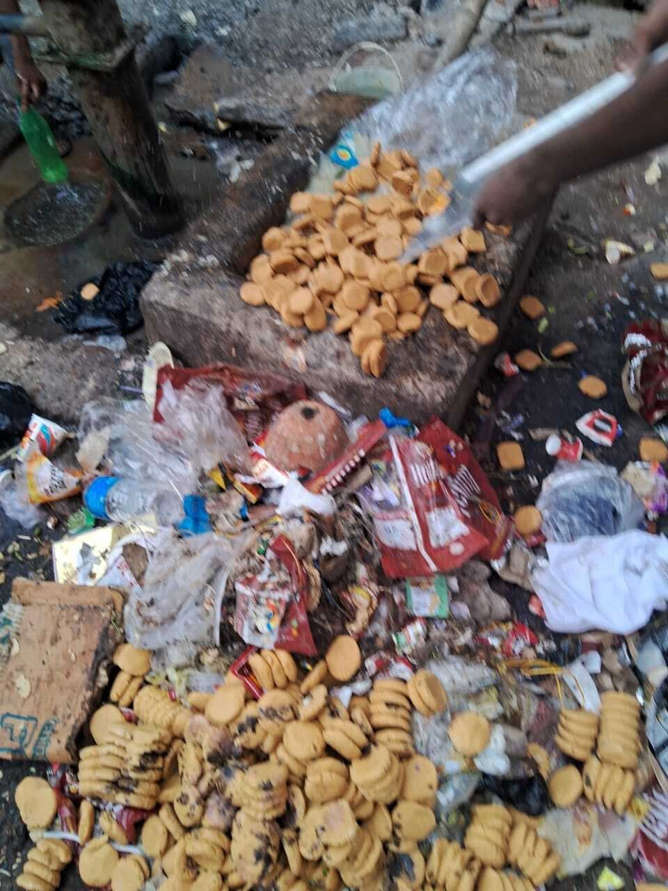 Deoghar news : खाद्य सुरक्षा उड़नदस्ता टीम ने 82 किलो पेड़ा, 15 किलो लड्डू को कराया नष्ट