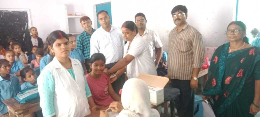 कैंसर से बचाव को लेकर छात्राओं को लगाया गया टीका