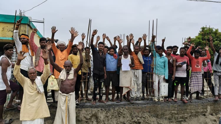 भवन निर्माण में अनियमितता का आरोप, दर्जनों महादलितों ने डीएम से की शिकायत