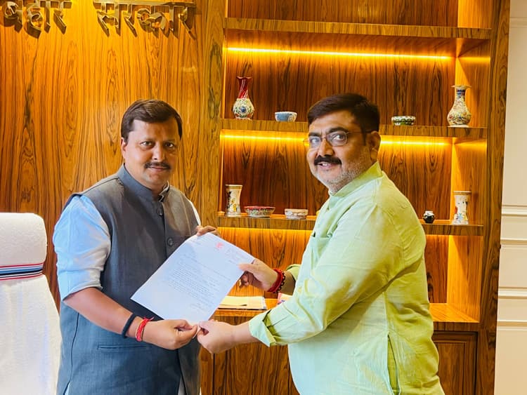 जिले के कई सड़क की मरम्मत के संबंध में पथ निर्माण मंत्री से मिले विधायक डॉ आलोक रंजन