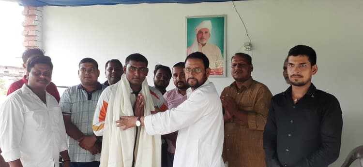 hajipur news. अंतरराष्ट्रीय कराटे चैंपियनशिप में गोल्ड जीतने पर प्रिंस सम्मानित