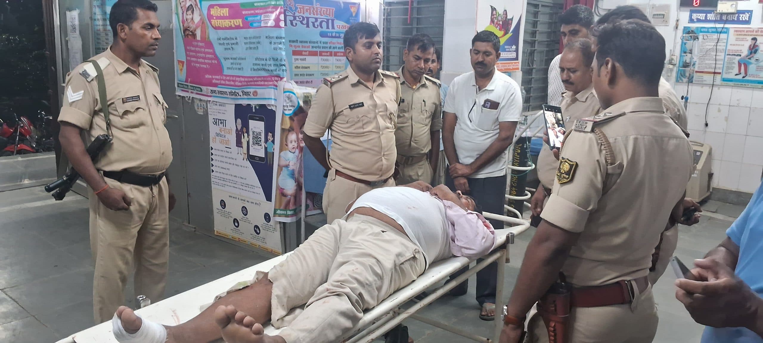 विजयीपुर थाने में तैनात चौकीदार रोड एक्सिडेंट में हुए घायल, देवरिया रेफर