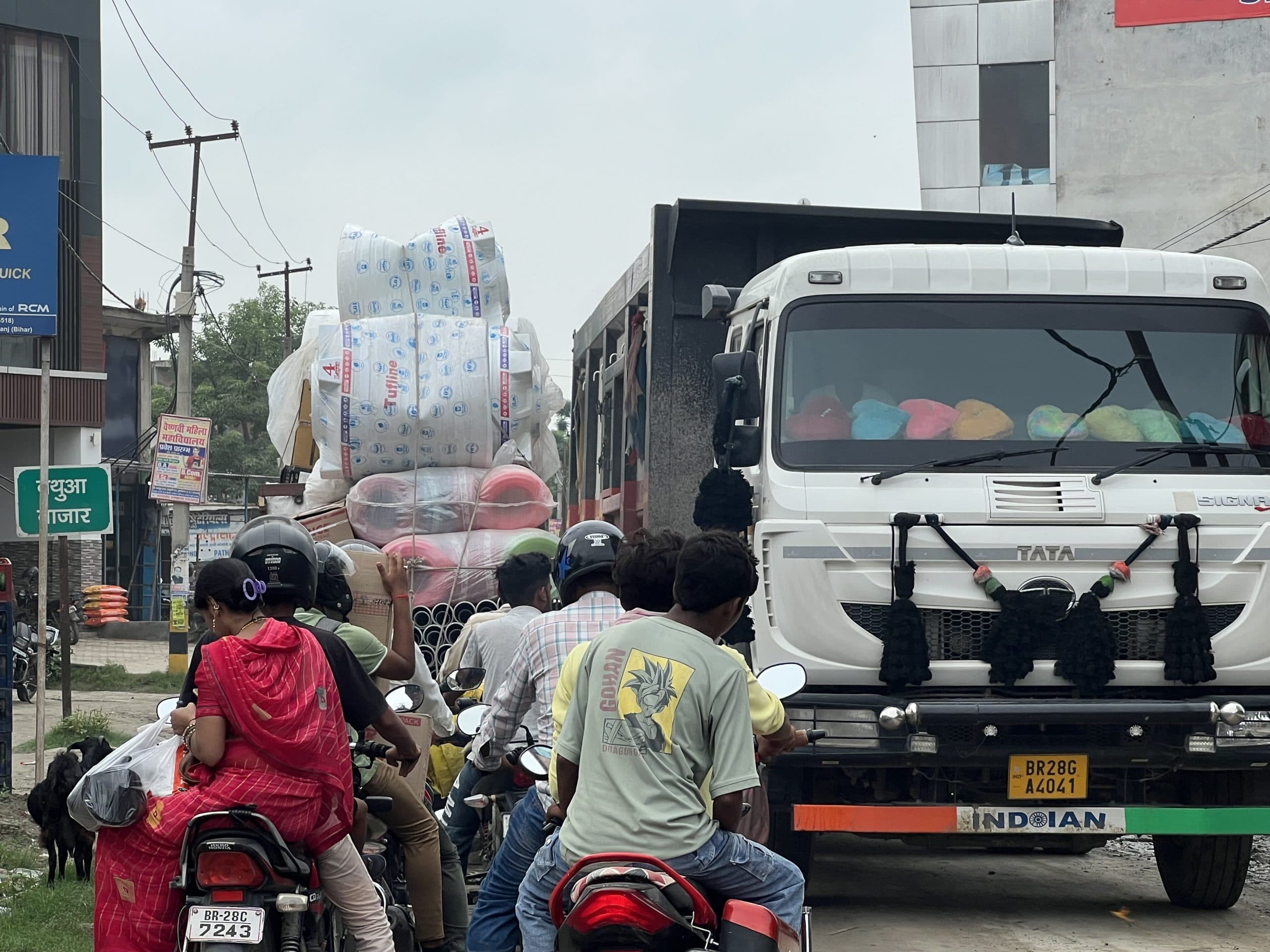 बथुआ बाजार में दो घंटे तक महाजाम, कांवरियों की बसें और एंबुलेंस फंसीं, प्रशासन नदारद