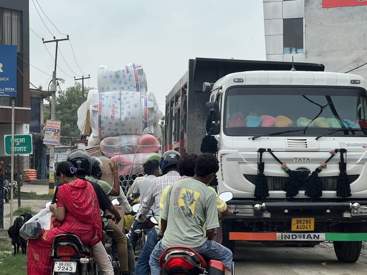 बथुआ बाजार में दो घंटे तक महाजाम, कांवरियों की बसें और एंबुलेंस फंसीं, प्रशासन नदारद