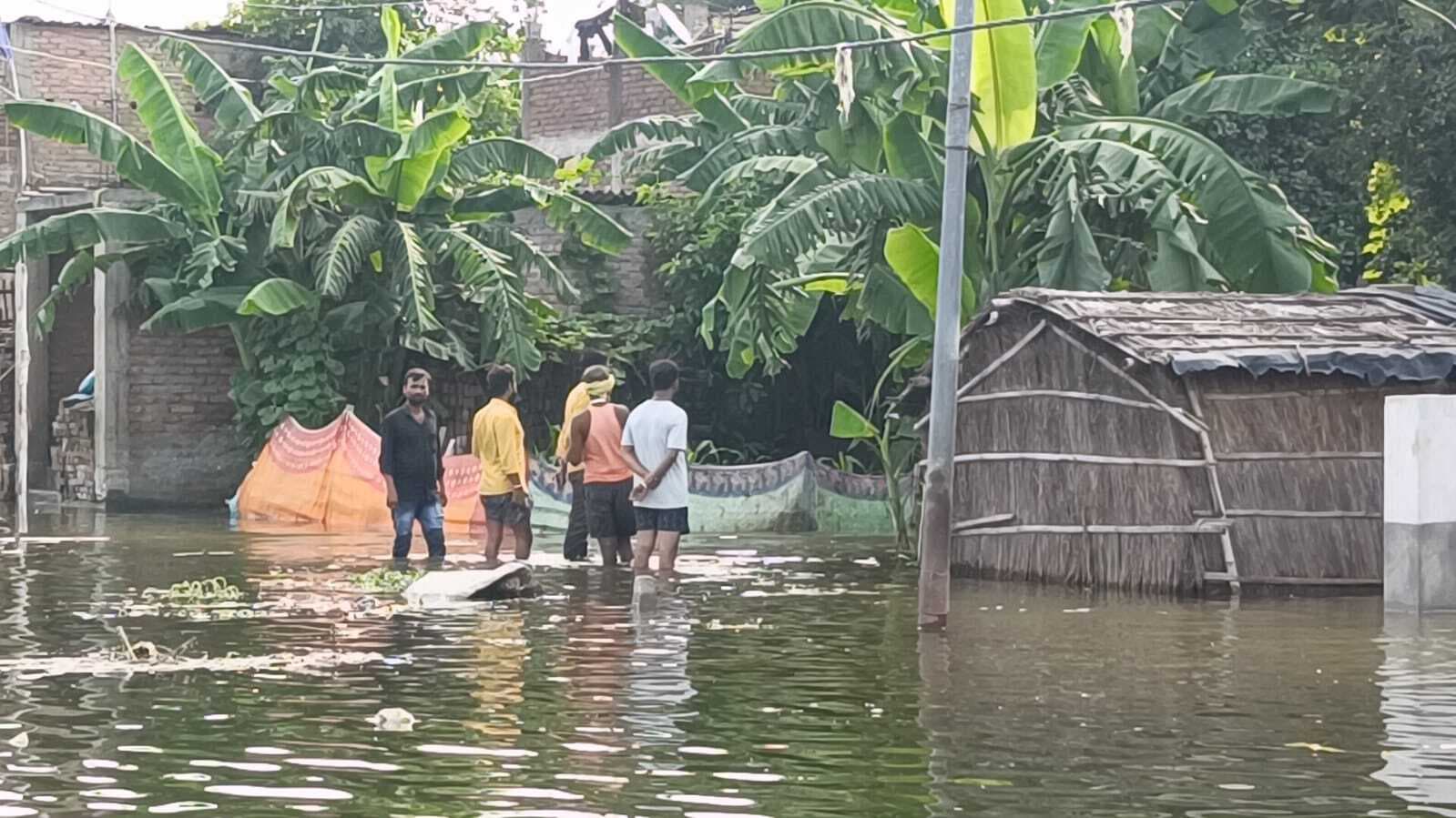 hajipur news. हाजीपुर नगर परिषद के कई इलाकों में घुसा बाढ़ का पानी