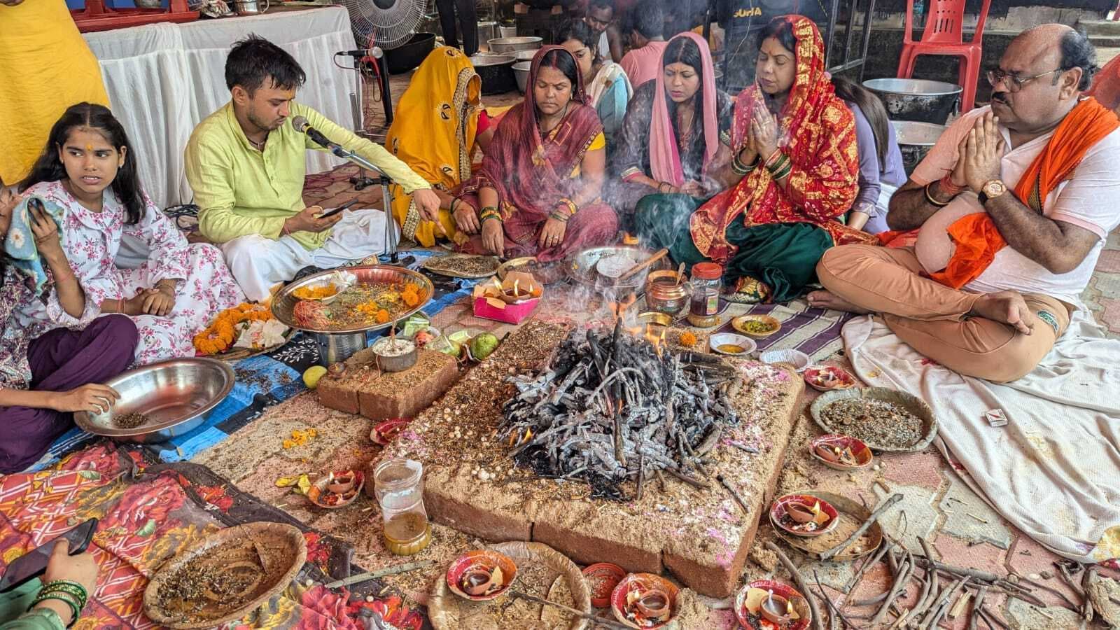 नवग्रह मंदिर में मंत्रोच्चारण के साथ भगवान सूर्य की प्रतिमा स्थापित