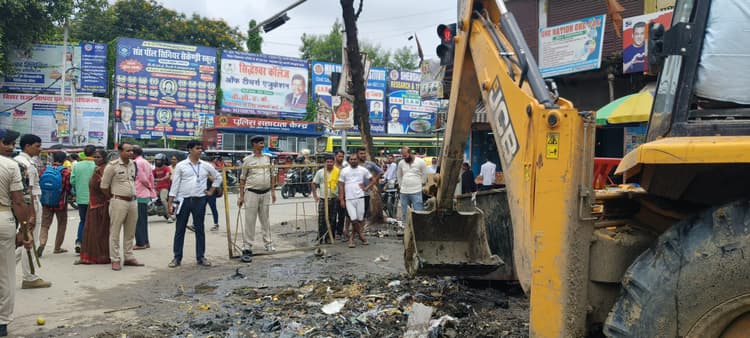 डाक बंगला मार्केट के सामने से हटा अतिक्रमण,जाम से मिली निजात