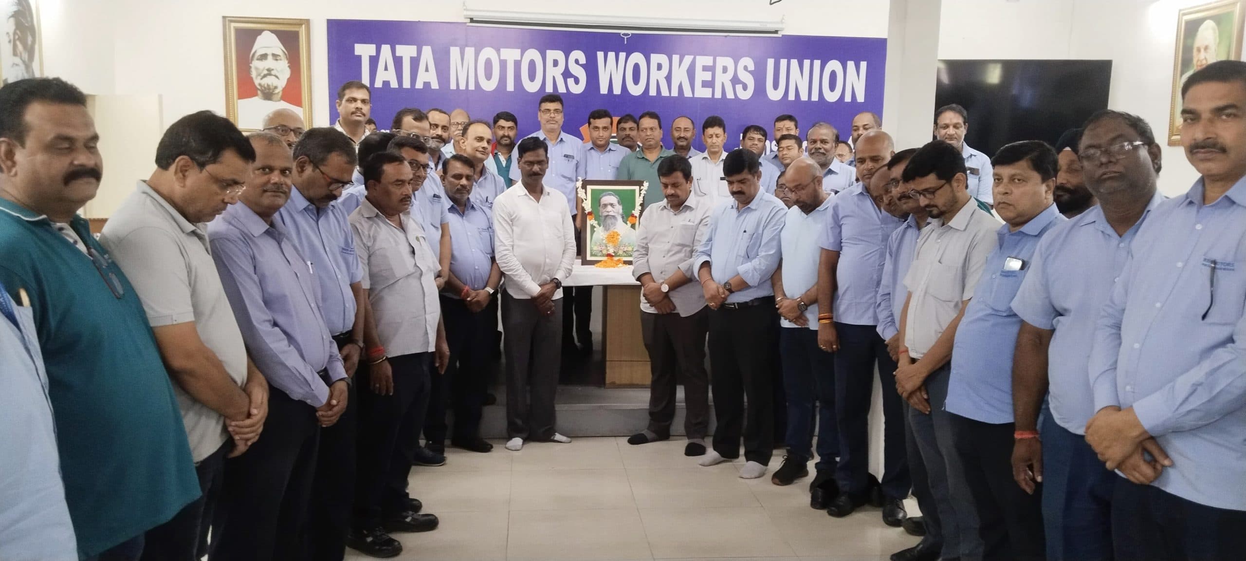 Jamshedpur news. टाटा मोटर्स वर्कर्स यूनियन ने दी शिबू सोरेन को श्रद्धांजलि