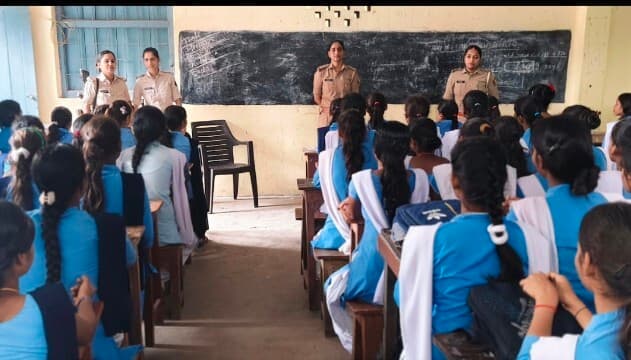 मारवाड़ी पाठशाला में महिला शक्ति दल ने छात्राओं के बीच जन संवाद कर किया जागरूक