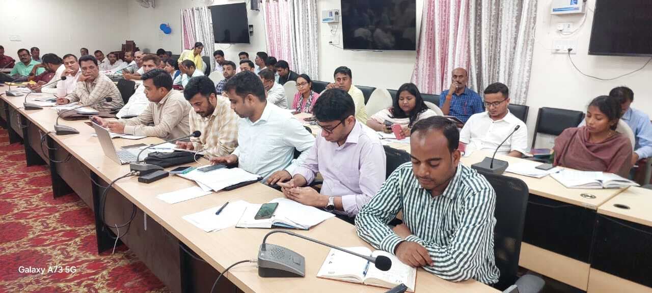 दावा-आपत्ति व दस्तावेज अपलोड की डीएम ने की समीक्षा