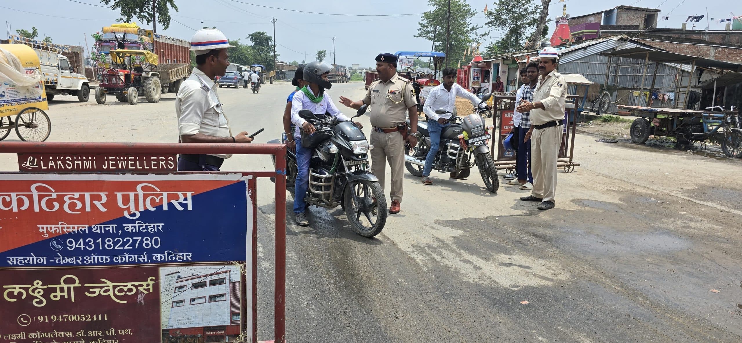 ट्रैफिक पुलिस की वाहन जांच में डेढ़ लाख वसूला जुर्माना