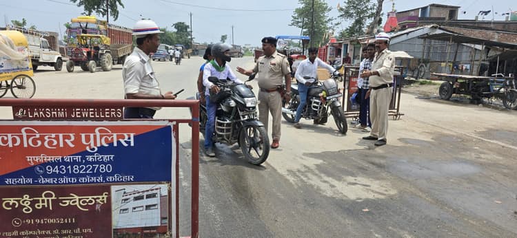 ट्रैफिक पुलिस की वाहन जांच में डेढ़ लाख वसूला जुर्माना