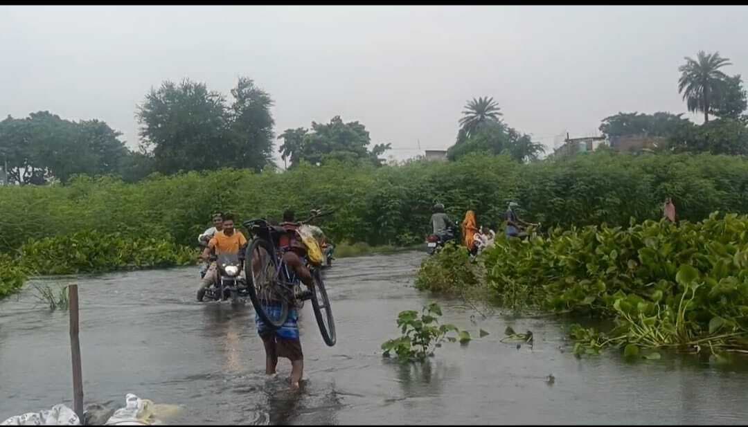 बारिश से डायवर्सन बहा, जान जोखिम में डालकर आवागमन करने को मजबूर हो रहे लोग