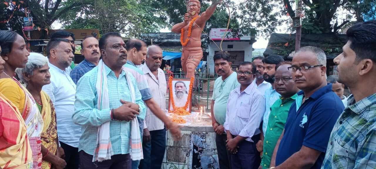 Jamshedpur news. छोटागोविंदपुर बाबा तिलका माझी चौक पर शिबू सोरेन को दी गयी श्रद्धांजलि