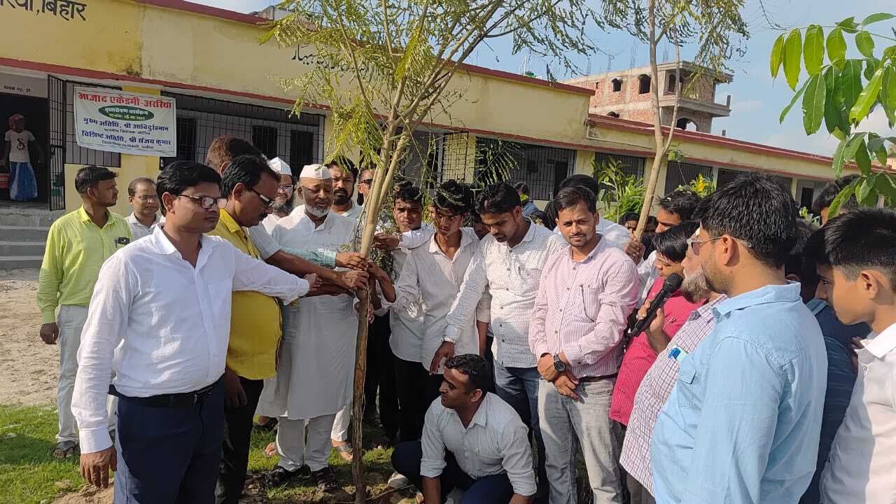 विधायक ने आजाद एकेडमी में किया पौधरोपण