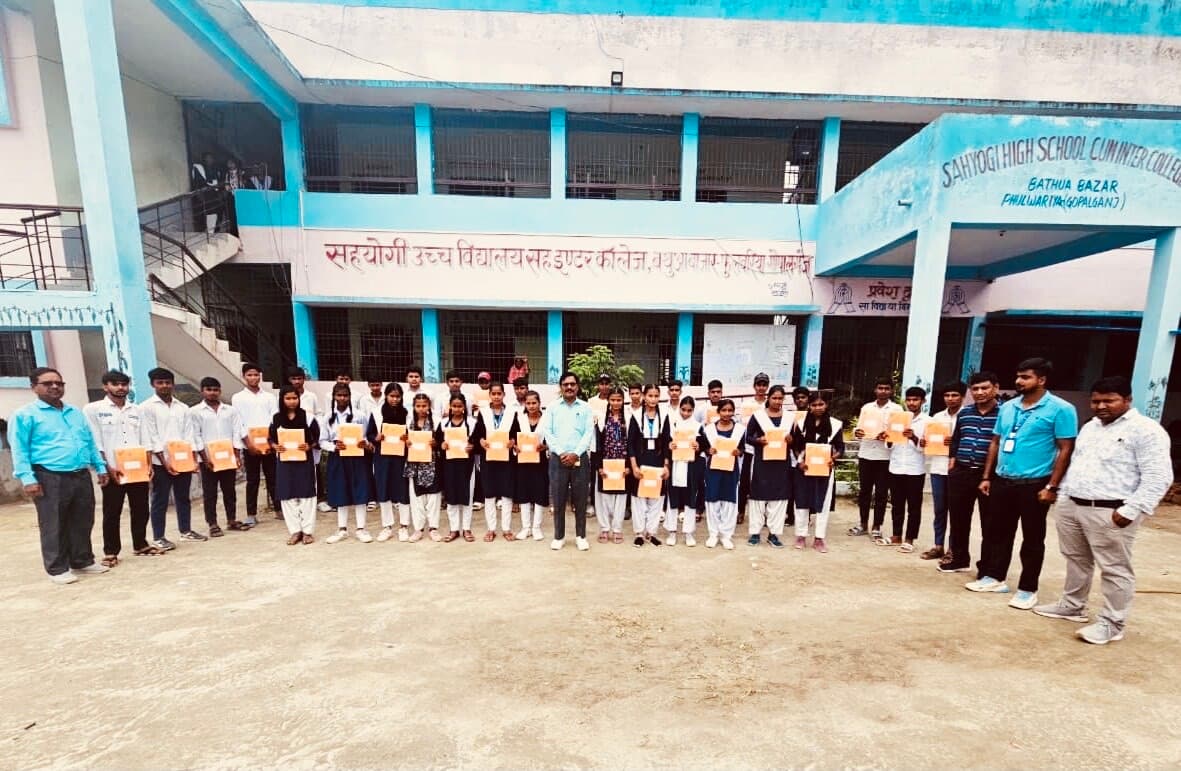 फुलवरिया में सहयोगी उच्च विद्यालय के छात्रों के बीच बांटी गयीं कॉपियां