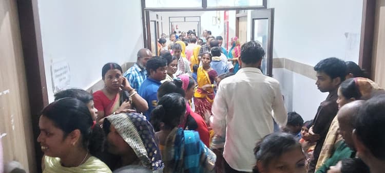 दिव्यांगता प्रमाण पत्र बनाने पहुंचे 400 दिव्यांग, मची रही अफरा-तफरी