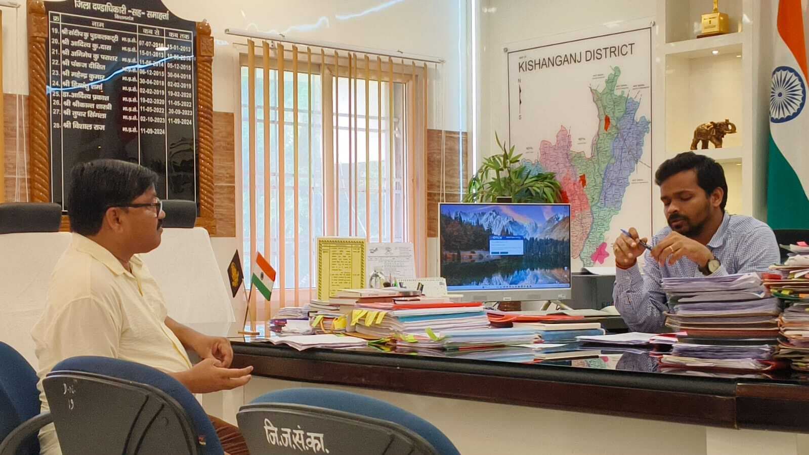 समय पर जन्म व निवास प्रमाण पत्र  निर्गत कराने डीएम को सौंपा ज्ञापन समय पर जन्म व निवास प्रमाण पत्र निर्गत कराने सौंपा ज्ञापन