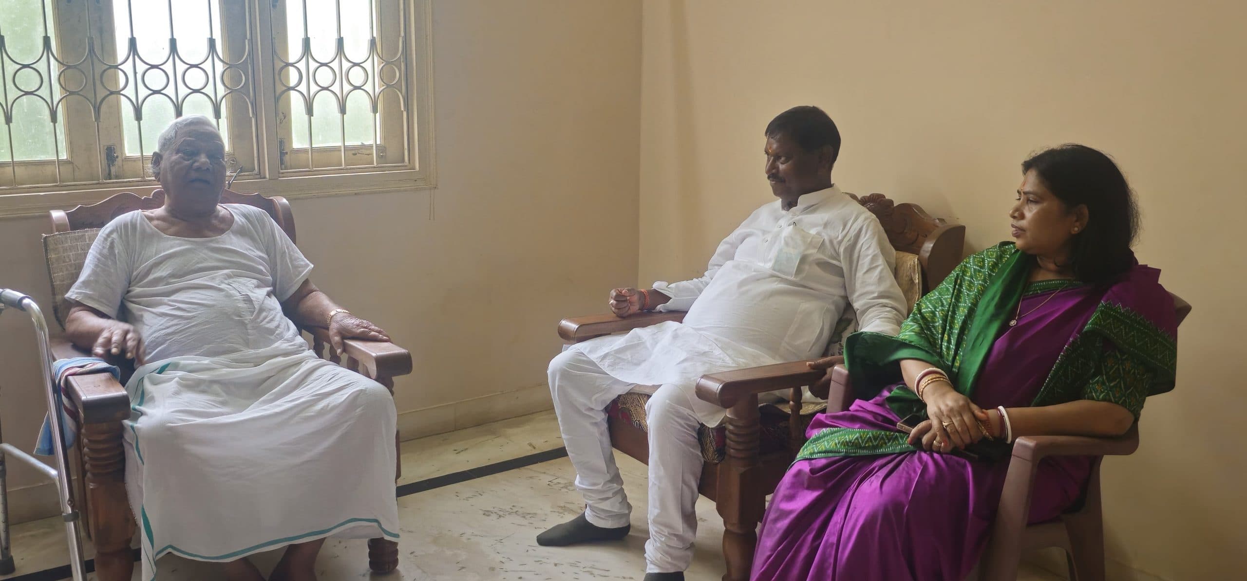 वृद्ध महिला से छिनतई करते चार धराये