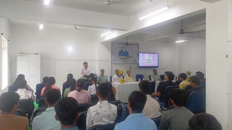 इंजीनियरिंग कॉलेज के छात्रों को अवसाद और चिंता से बचने के लिए दिये गये टिप्स