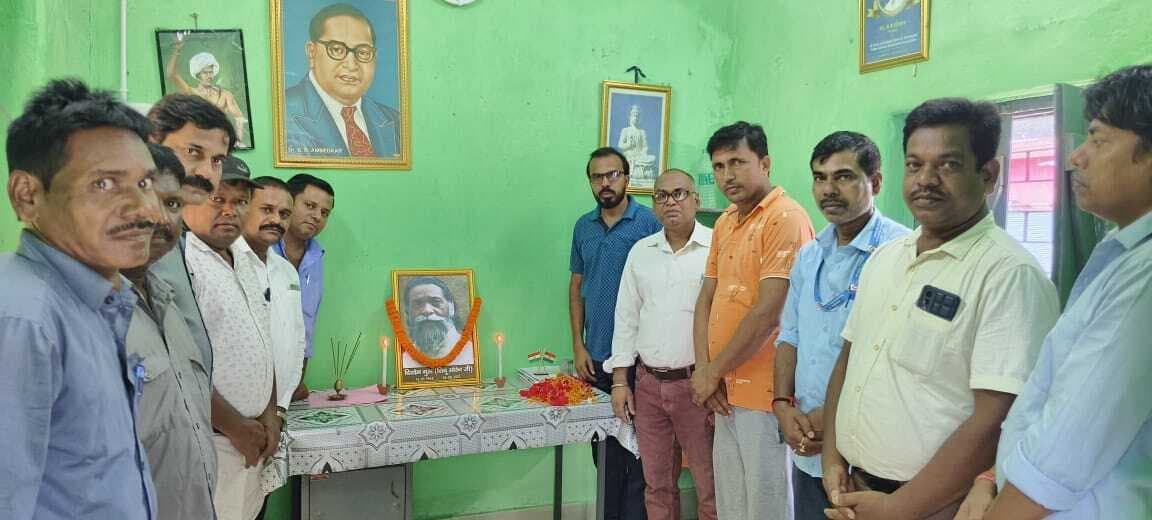 गुरुजी की तस्वीर पर पुष्प अर्पित कर किया नमन