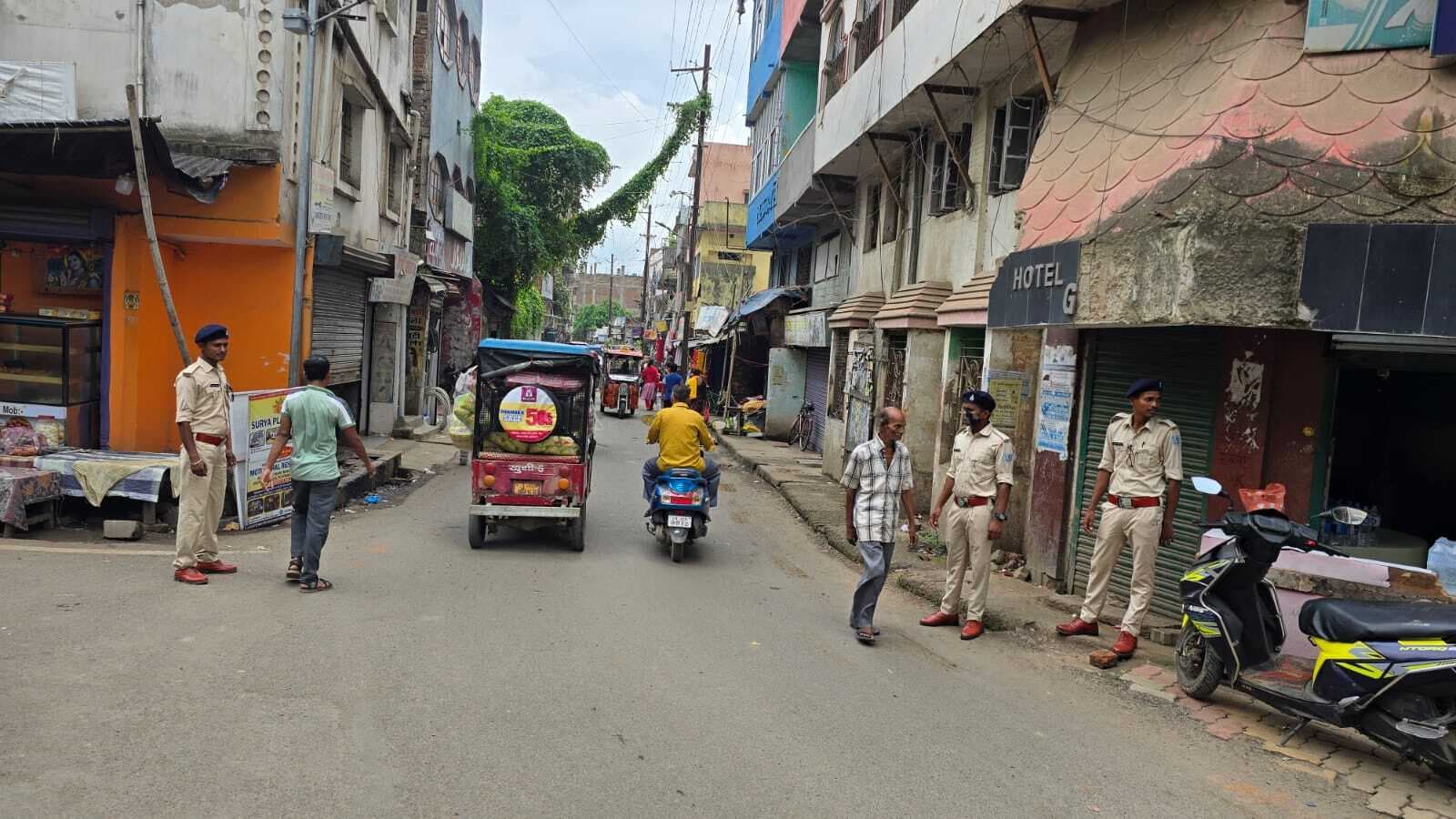 जाम की समस्या से निजात दिलाने के लिए पुलिस पदाधिकारी के साथ चौकीदार तैनात