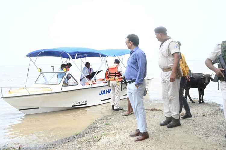 बाढ़ का खतरा बढ़ा, कई घर और पेड़ नदी में समाये, प्रशासन अलर्ट