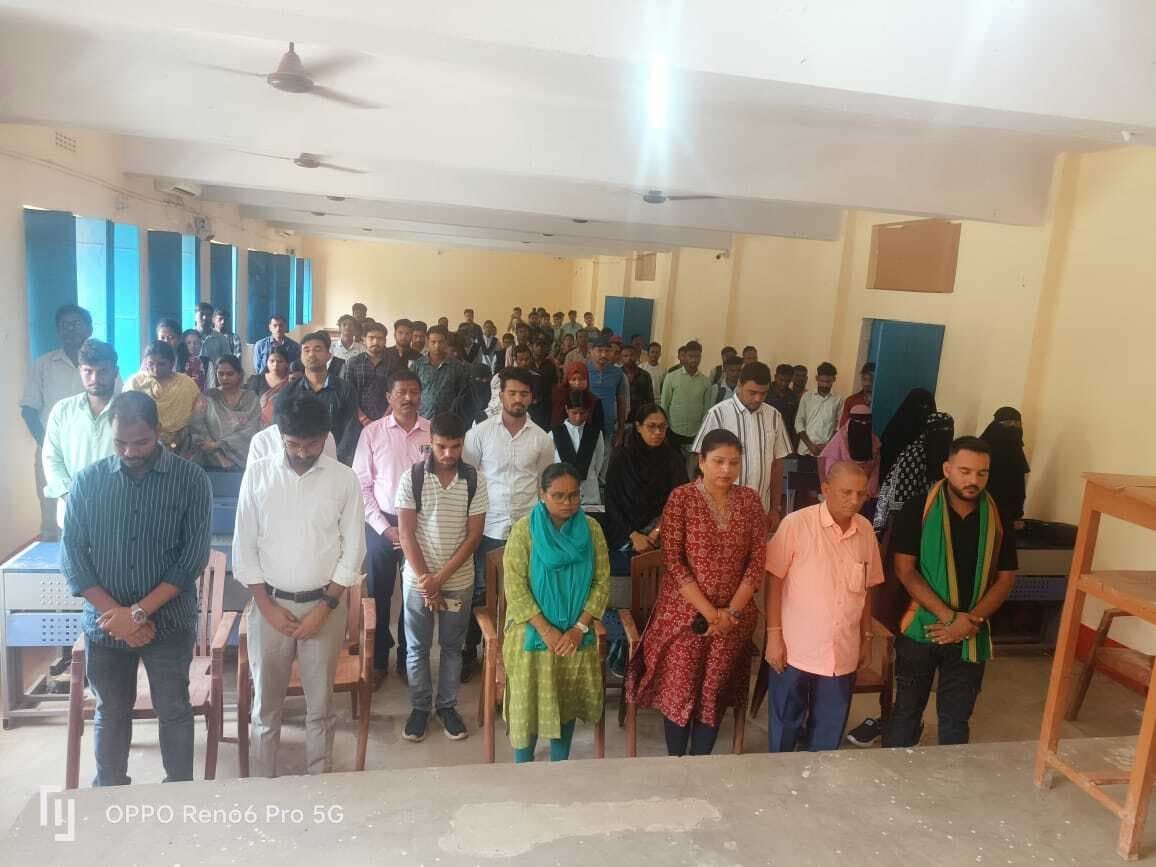 छात्र-छात्राओं ने गुरुजी की तस्वीर पर माल्यार्पण कर दी श्रद्धांजलि