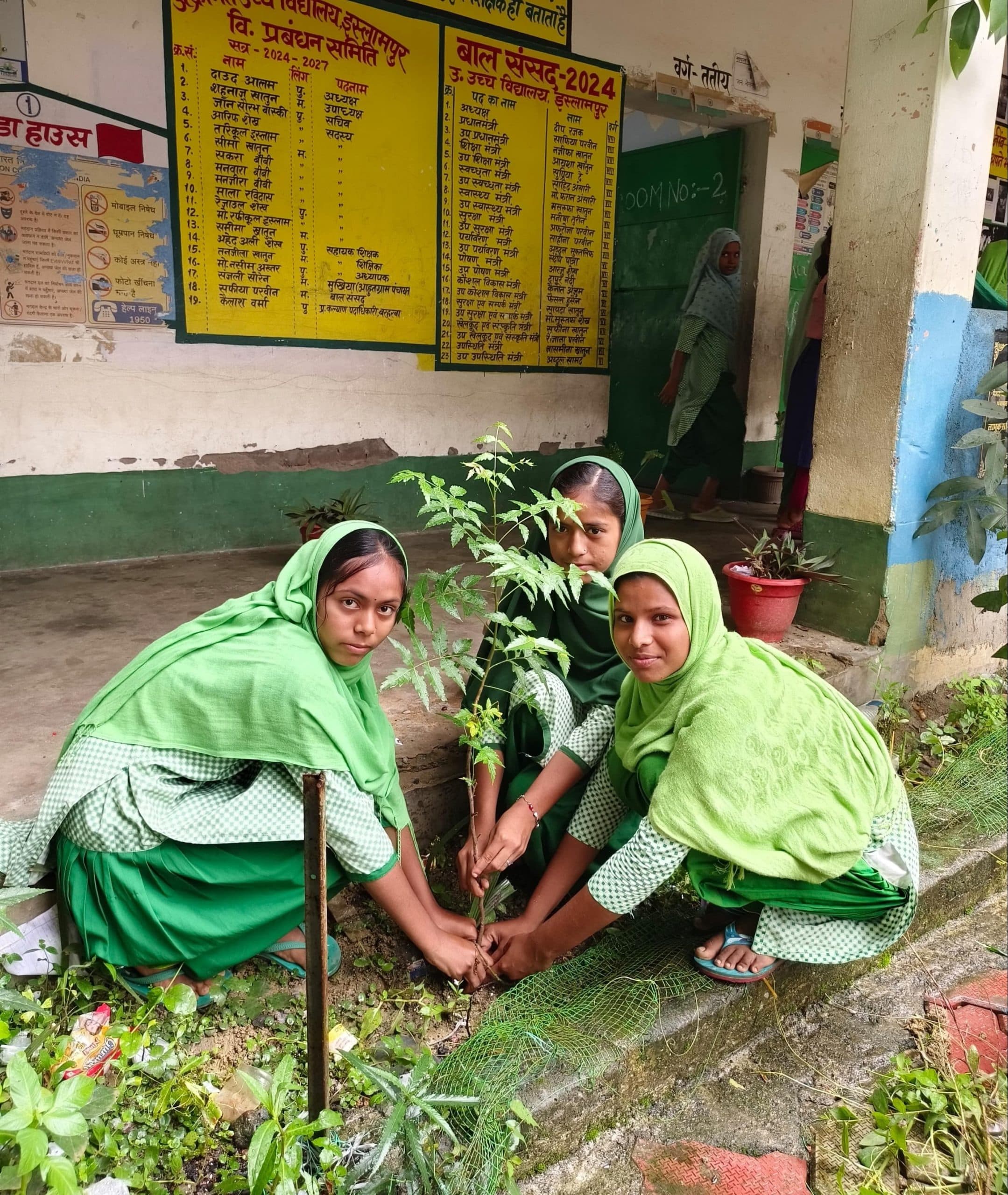 विद्यालय में पठन-पाठन के साथ पौधरोपण भी कर रहे हैं बच्चे