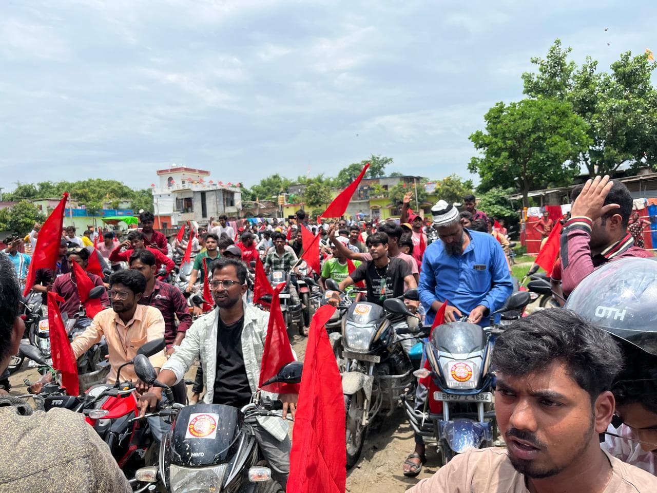 टेढागाछ-बहादुरगंज सड़क जर्जर, निकाली आक्रोश रैली