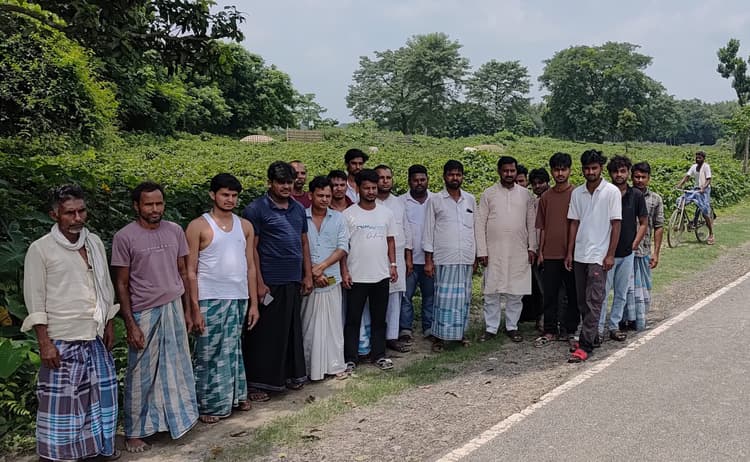 कब्रिस्तान की घेराबंदी को लेकर ग्रामीण ने किया प्रदर्शन