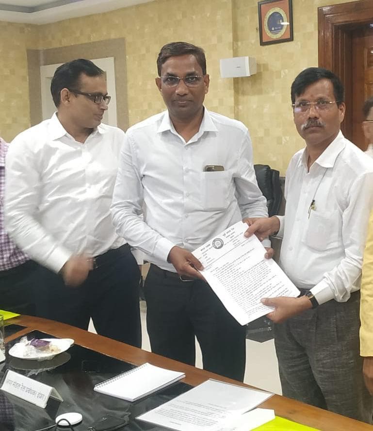 खलारी व राय स्टेशन पर यात्री सुविधाओं की मांग, एडीआरएम को सौंपा ज्ञापन