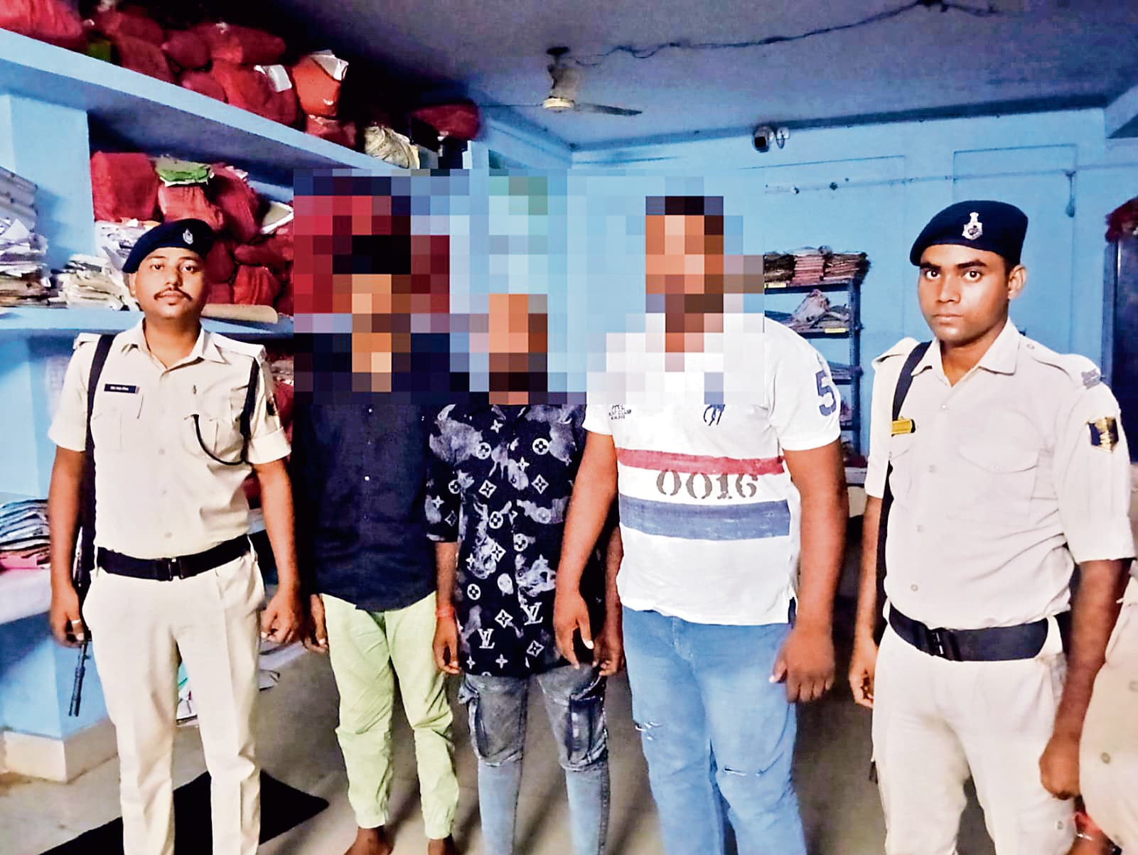 Kaimur News : बर्तन व्यवसायी को गोली मार लूट के मामले में तीन आरोपित गिरफ्तार, हथियार बरामद